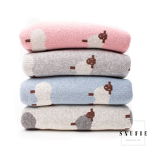 Afbeelding in Gallery-weergave laden, Snufie babydeken 100% bamboe katoen extra zacht 100x80cm | Pluisvrije deken | Premium babydeken | Schaapjes Blauw