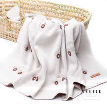 Afbeelding in Gallery-weergave laden, Snufie babydeken 100% bamboe katoen extra zacht 100x80cm | Pluisvrije deken | Premium babydeken | Autootje wit