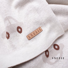 Afbeelding in Gallery-weergave laden, Snufie babydeken 100% bamboe katoen extra zacht 100x80cm | Pluisvrije deken | Premium babydeken | Autootje wit