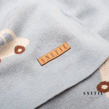 Afbeelding in Gallery-weergave laden, Snufie babydeken 100% bamboe katoen extra zacht 100x80cm | Pluisvrije deken | Premium babydeken | Autootje blauw